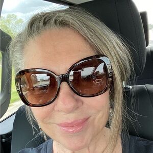 Meet your Posher, Sharon